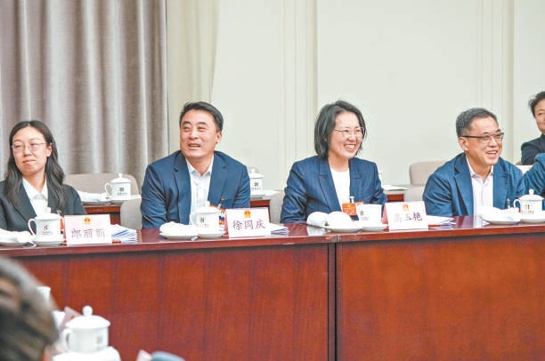 通州团全体会现场，讨论气氛热烈。