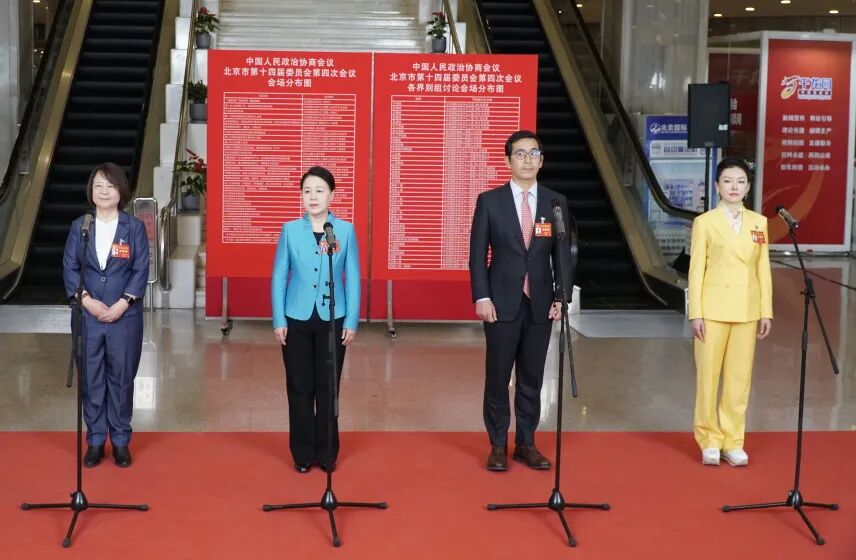 第一组4位委员 围绕“感悟成就”回答记者提问