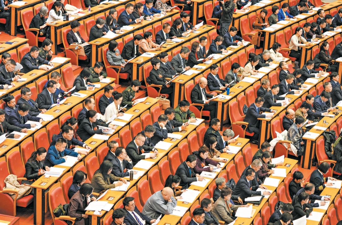 1月25日上午，市十六届人大四次会议在北京会议中心隆重开幕。代表们聚精会神听取政府工作报告。