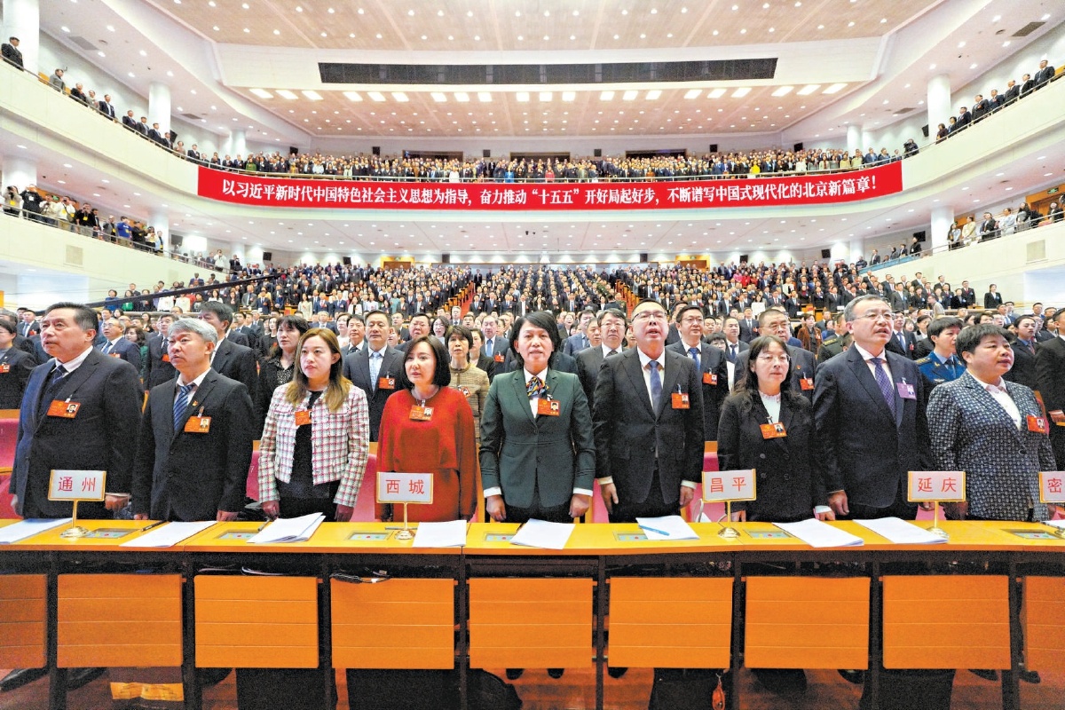 齐唱国歌 1月25日上午，市十六届人大四次会议开幕，代表们高唱国歌。
