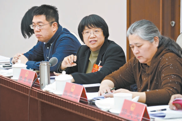 建言献策 1月25日下午，出席市十六届人大四次会议的代表分团审议政府工作报告，审查市“十五五”规划纲要草案。朝阳团代表李东梅就助残设施建设及相关法律法规提出自己的建议。