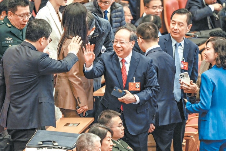 挥手致意 1月25日上午，市十六届人大四次会议开幕。会议开始前，代表们相互致意。