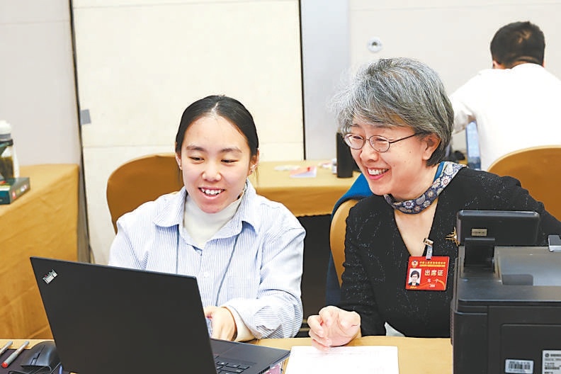 提交提案 1月25日中午12点是市政协十四届四次会议提案提交截止时间，委员们在此之前来到提案组提交提案。