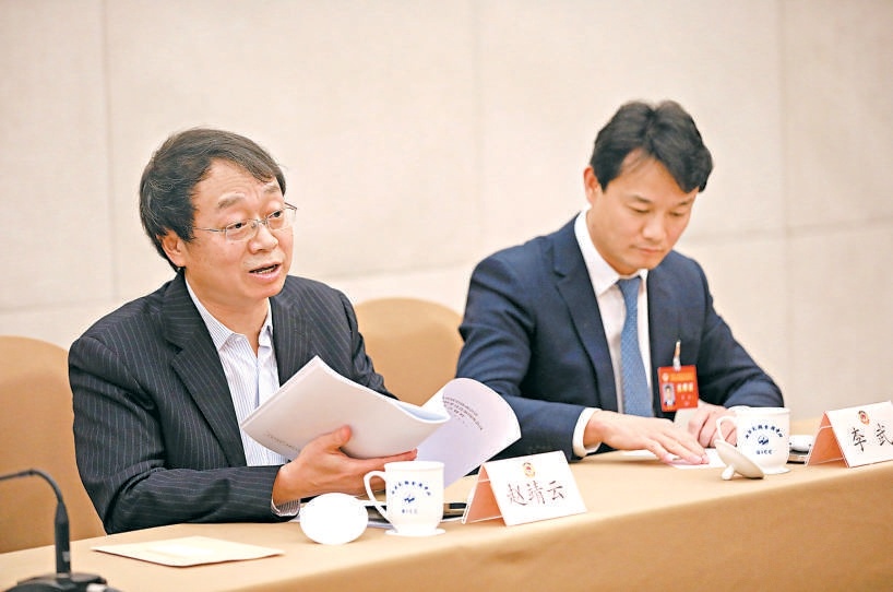 1月26日下午，市政协十四届四次会议举行分组讨论。图为新闻出版界别的赵靖云委员正在发言。