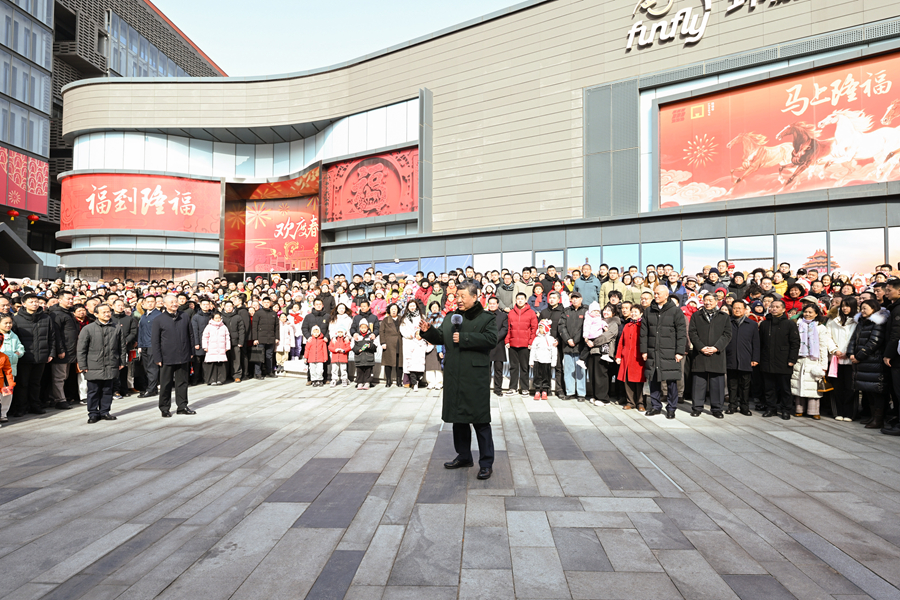 2月9日至10日，中共中央总书记、国家主席、中央军委主席习近平在北京考察并看望慰问基层干部群众。这是10日上午，习近平在东城区隆福寺街区考察时，向全国各族人民和香港同胞、澳门同胞、台湾同胞、海外侨胞致以美好的新春祝福。