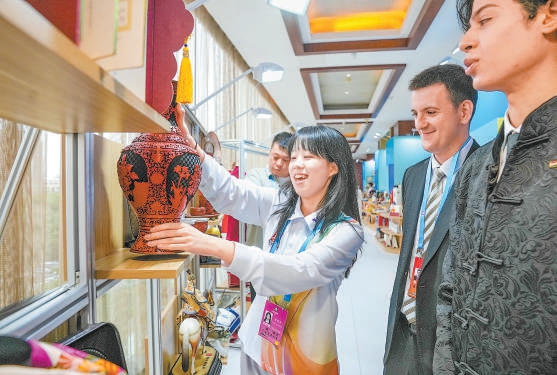 2025北京文化论坛9月23日开幕，首次设立的精品文创展示区吸引众多嘉宾和记者参观体验。