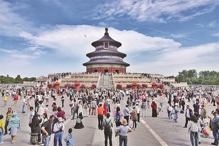 世界文化遗产天坛公园,文旅热度持续升温,祈年殿前游人如织。 世界文化遗产天坛公园,文旅热度持续升温,祈年殿前游人如织。