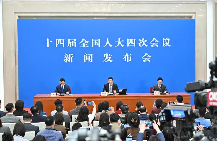 3月4日，十四届全国人大四次会议在北京人民大会堂举行新闻发布会。大会发言人娄勤俭就大会议程和人大工作相关问题回答中外记者提问。