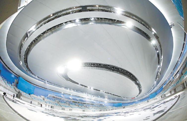 12月25日,北京2022年冬奥会标志性建筑国家速滑馆正式完工,工作人员调试设备,清扫场地。 12月25日,北京2022年冬奥会标志性建筑国家速滑馆正式完工,工作人员调试设备,清扫场地。