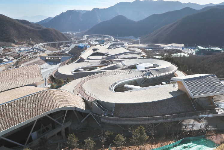 国家雪车雪橇中心独特的建筑群在群山映衬下更显壮观。