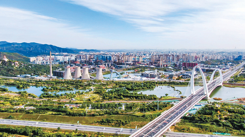 石景山首钢园和新首钢大桥已成为首都城市西大门的标志性景观