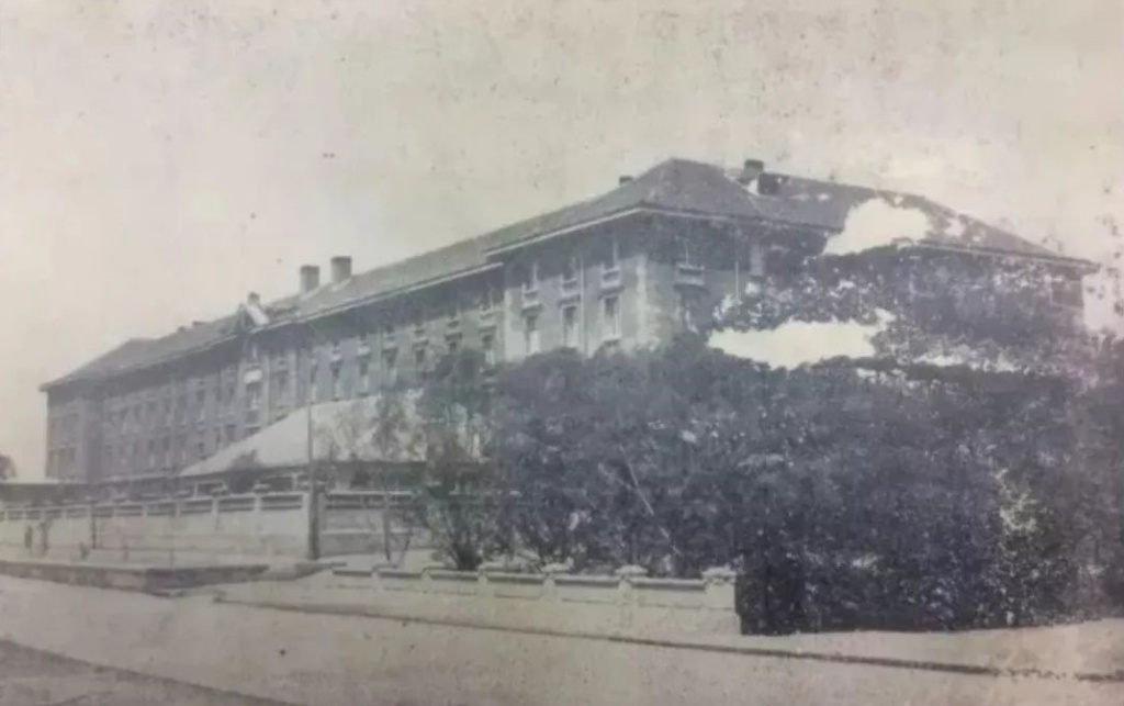 1919年5月3日晚，北大等高校学生在北大三院礼堂召开大会，决定把原定于5月7日的国耻日游行提前到5月4日举行。图片来源：北京大学新闻网