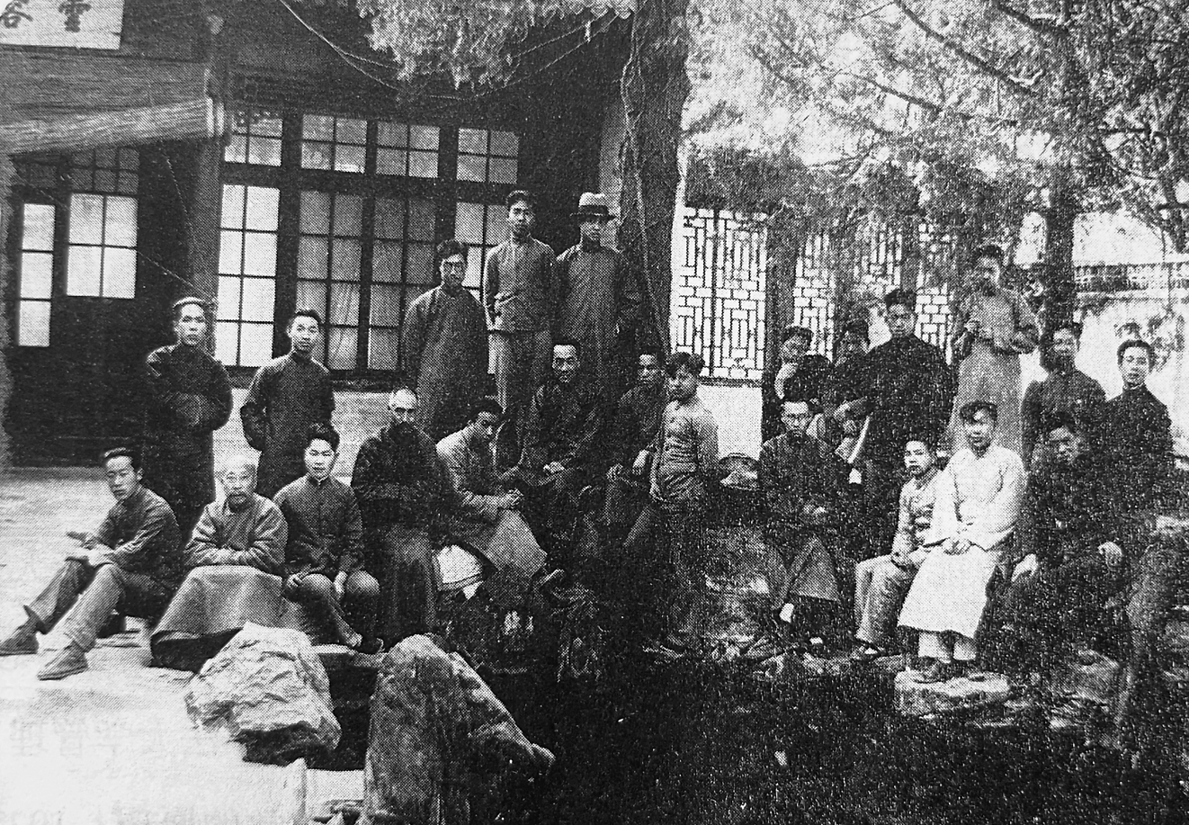 　　北京中法大学学生在碧云寺云容水态前合影