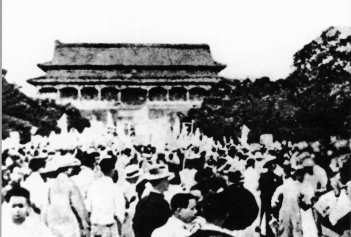 巴黎和会签字日期迫近，天津各界联合会推选马骏为总代表，率郭隆真、刘清扬等10多人前往北京，联合北京代表请愿。图为天安门前爱国学生的请愿队伍。
