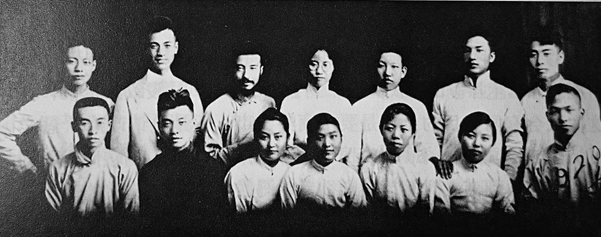 1920年，觉悟社部分成员合影。后排左三为马骏，右一为周恩来；前排左五为邓颖超。