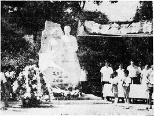 1986年，由北京市青年捐款修建的高君宇、石评梅塑像，在高石之墓原址落成。王晓宇/摄