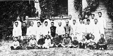 平民夜校是潞河中学学生的社会实践活动之一，延续了很多年。以周文彬、张树棣为代表的共产党员，利用平民夜校传播革命道理，扩大革命力量。图为平民夜校师生合影。