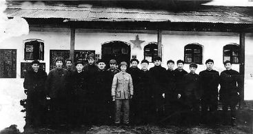 1950年，昔日被囚禁于草岚子监狱的部分同志在原监狱旧址合影。