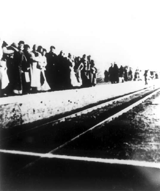 1931年12月，北平学生在正阳门东车站开展斗争。
