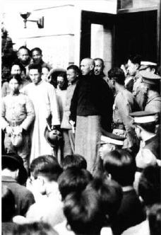 1931年11月，蒋介石被迫接见南下请愿学生。