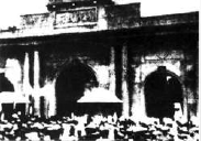 1931年12月，北平等各地学生在南京政府门前示威，强烈要求政府出兵抗日。