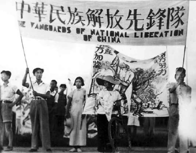 中华民族解放先锋队的代表前往医院慰问受伤的29军抗日将士。