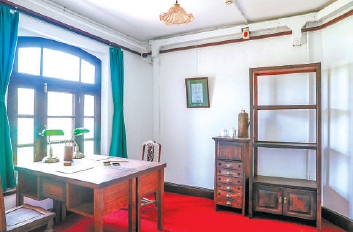 图为长辛店留法勤工俭学预备班旧址和教员办公室场景还原。
