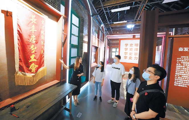 二七厂百年老厂区如今成了二七厂1897科创城，为周边居民提供崭新的城市生活空间。图为周围居民在参观展览。