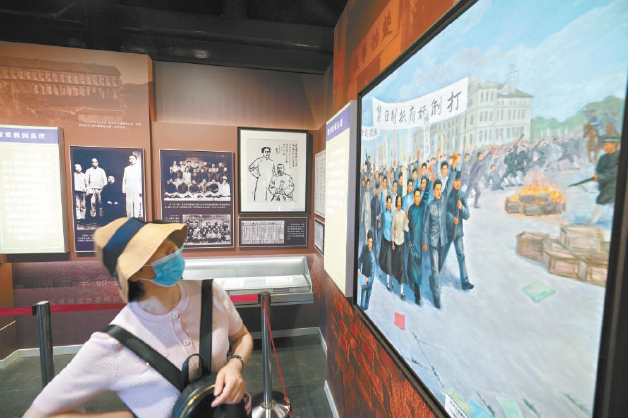 图为参观者正在慈悲庵观看展览。