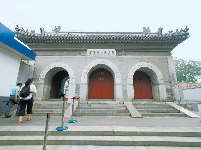 丰台区长辛店大街196号，三间山门依旧古香古色，门额的石匾上刻着“敕建延祚善庆宫”字样，这里曾经是火神庙，也是京汉铁路工人大罢工时二七惨案长辛店发生地旧址，如今这里正举办着“赤焰映天”专题展，再现烈士们用生命捍卫信仰的光辉历史。