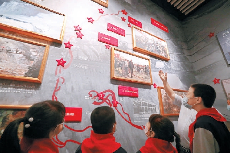 6月16日，观众在参观“人民的心声　历史的旋律”主题展。