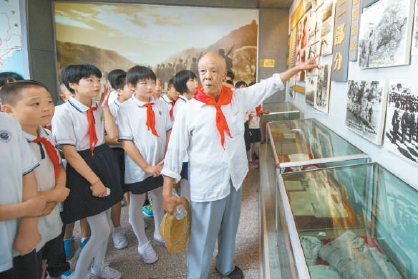 2014年，平谷区山东庄学区百余名小学生在鱼子山抗日战争纪念馆上了开学第一课。82岁的马有志老人向孩子们讲述当地人民的抗日斗争史。
