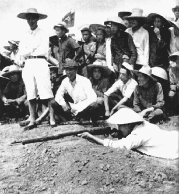 冀东民兵在进行射击比赛