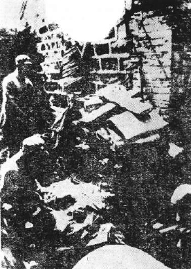 1944年9月4日夜，八路军13团奇袭平谷县城。图为指战员在清点战利品，后站立者为团参谋长陈云中。