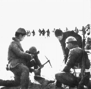 民兵在日伪“扫荡”的路上埋设地雷