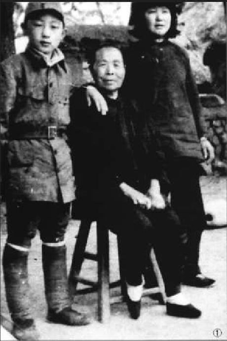 英雄母亲是个群体，无数像邓玉芬一样的女性坚持抗战，为国家舍小家。图为冀东小八路与“八路军母亲”杨妈妈合影。