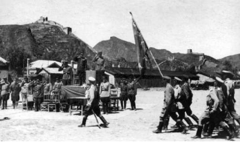 1945年9月13日，八路军与苏联红军在古北口举行接受日军投降仪式。