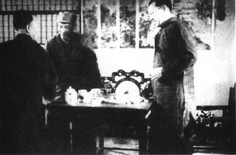 第一次和谈，人民解放军代表苏静(左二)与国民党华北“剿总”代表崔载之(左一)和中共地下党代表李炳泉(左三)。