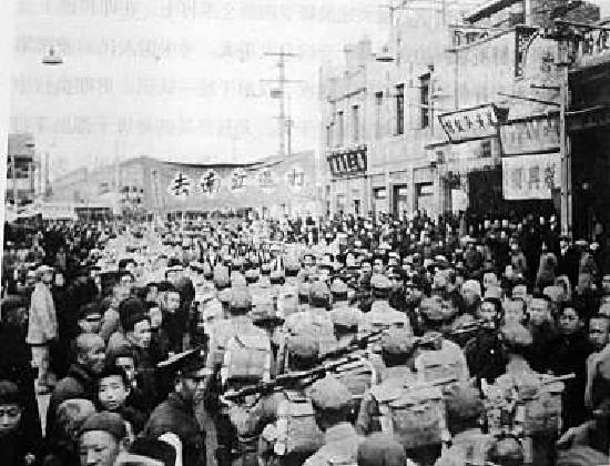 北平人民在前门大街欢送南下大军