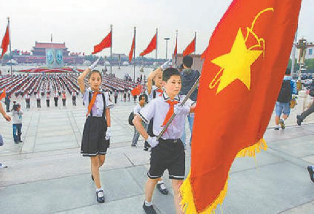 2012年“六一”国际儿童节，北京的少先队员们在人民英雄纪念碑前参加少年先锋岗活动。(饶强摄)