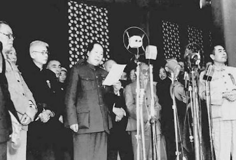 开国大典上，毛泽东宣读《中华人民共和国中央人民政府公告》。