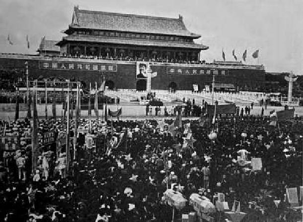 开国大典举行当天，天安门城楼挂上标语和横幅会标。
