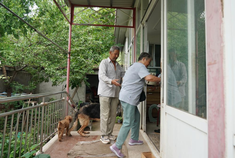 8月5日，从安置点回来的北京市房山区青龙湖镇口头村村民高大爷和老伴回到住处。