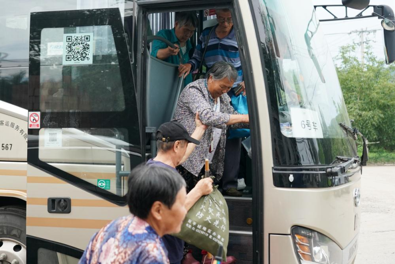 8月5日，北京市房山区青龙湖镇口头村村民从安置点回到口头村。