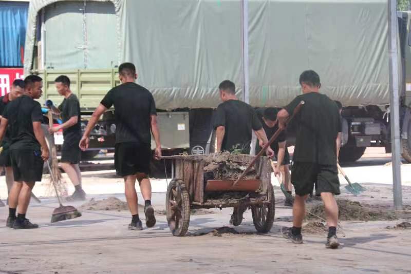 保卫永定河的武警又接到新任务 500名武警官兵赶赴琉璃河镇清淤
