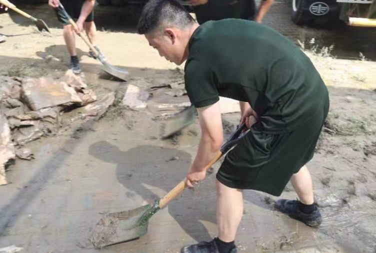 保卫永定河的武警又接到新任务 500名武警官兵赶赴琉璃河镇清淤
