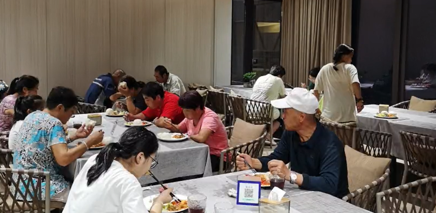 北京怀柔椴树岭村河道行洪 转移安置村民已经吃上了农家小炒