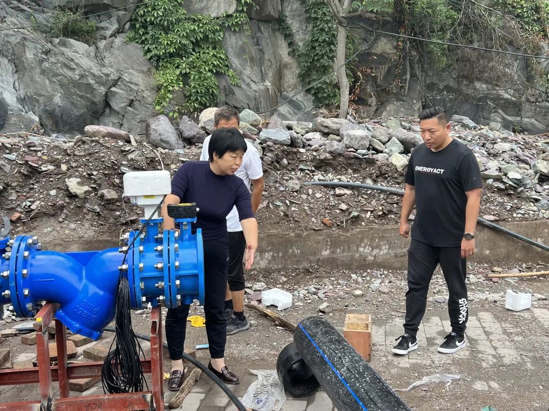 大台街道临时供水管线铺设工作现场