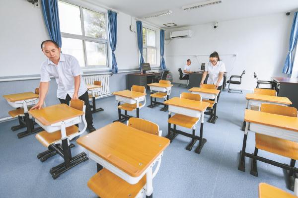 在完成升级改造的校园里，昌平区特殊儿童教育学校的老师们正在布置新教室。