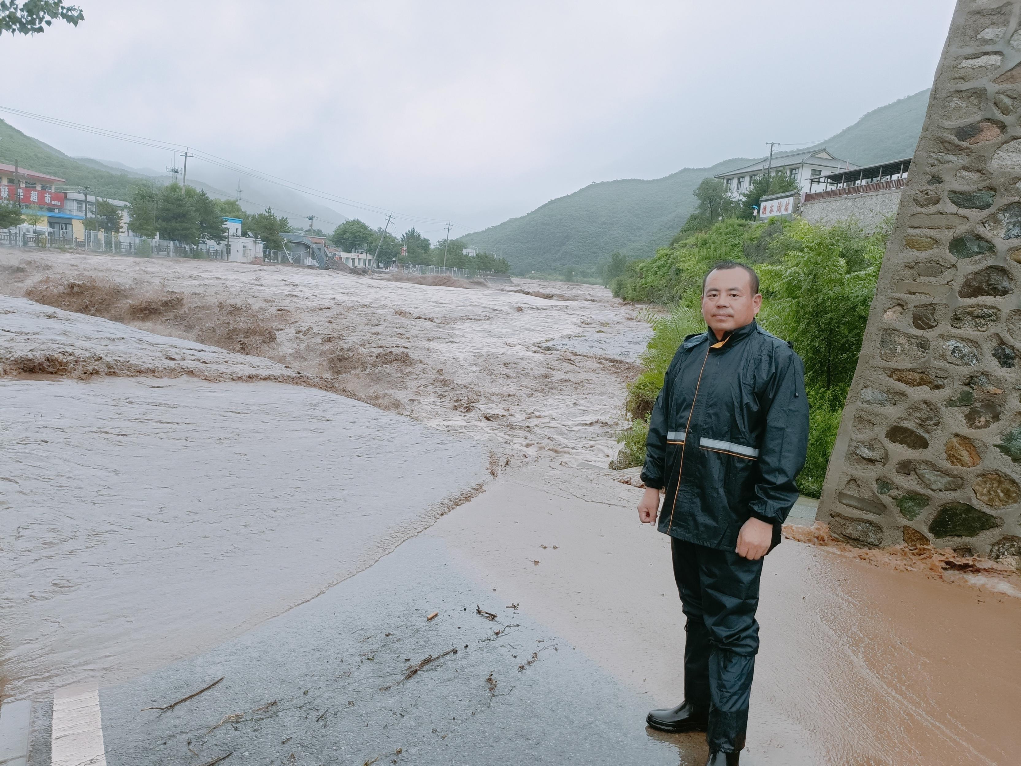 洪水过后 他带领村民搭起一座桥
